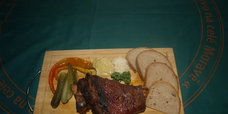 1,2 kg propečeného vepřového kolena naloženého v marinádě
