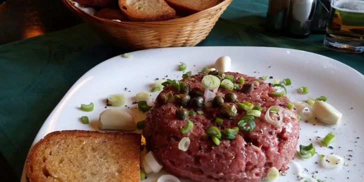 Namažte si: 300g tatarák z hovězího mixu a 6 topinek v hudebním klubu