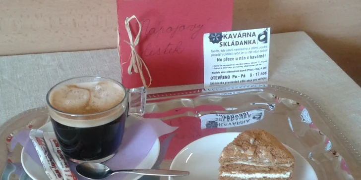 Voňavé espresso s medovníkem v kavárně Skládanka