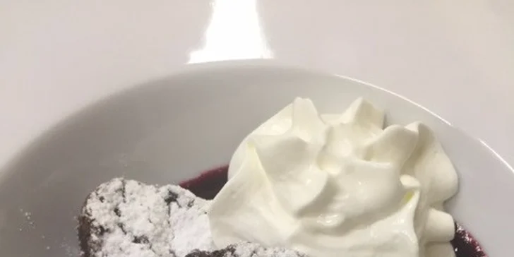 Skvělá polévka, steak z mladého býka a čokoládové brownies pro dva