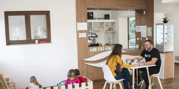 V restauraci je dětský koutek. 