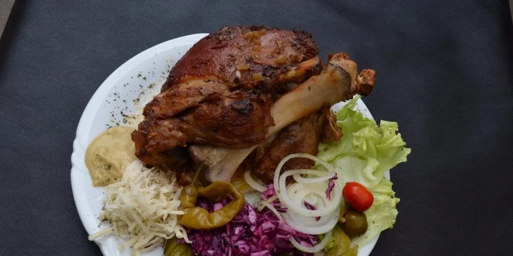Vynikající 1,7 kg pečené vepřové koleno s chlebem a zeleninou