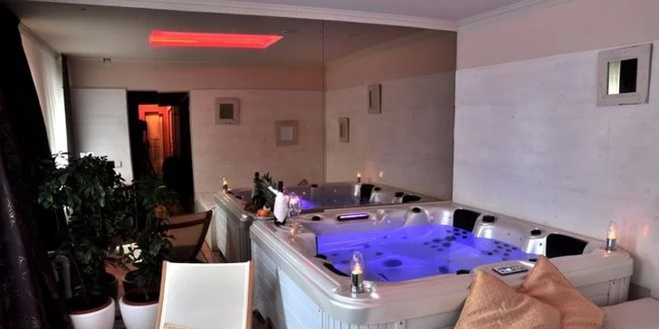 Privátní relax ve vířivce až pro 4 osoby s láhví prosecca nebo bez
