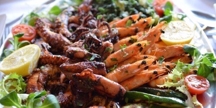 Grilované krevety, kalamáry i chobotnice se zeleninovou přílohou