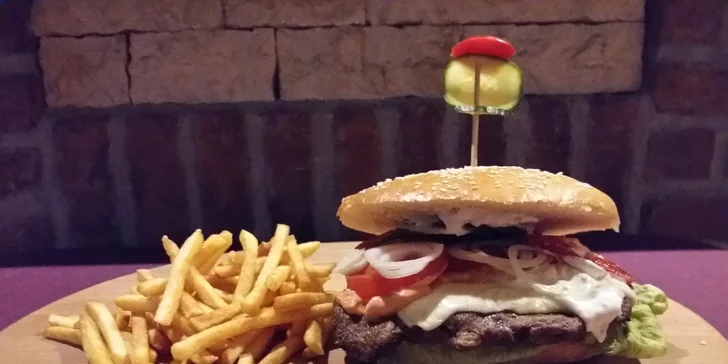 Dva napěchované Big burgery s porcí hranolků