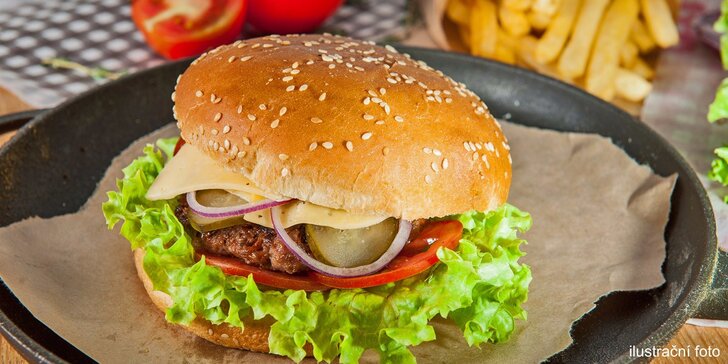 Naducané hovězí burgery se slaninou a hranolky pro dva nebo čtyři jedlíky