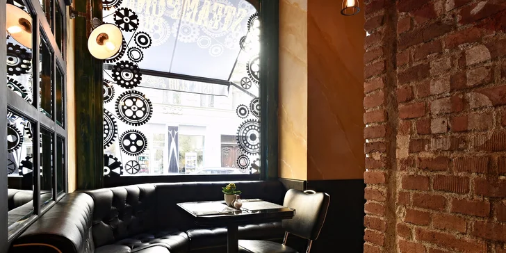 Vydatná snídaně pro jednoho či dva ve steampunkové restauraci v centru