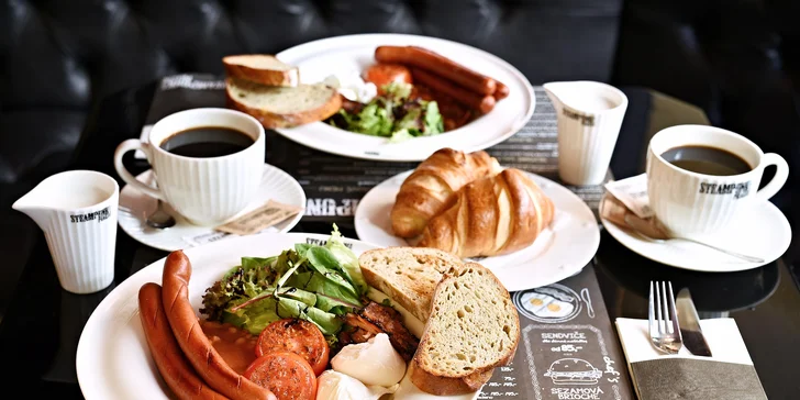 Vydatná snídaně pro jednoho či dva ve steampunkové restauraci v centru