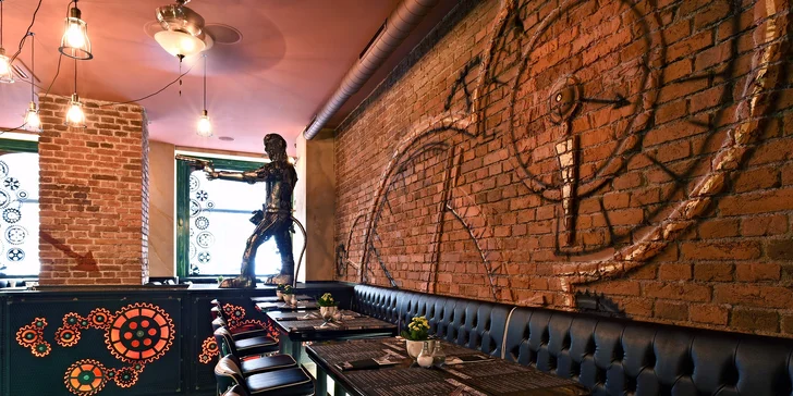 Vydatná snídaně pro jednoho či dva ve steampunkové restauraci v centru