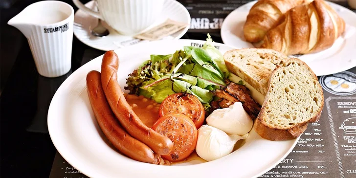 Vydatná snídaně pro jednoho či dva ve steampunkové restauraci v centru