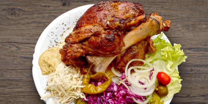 Vynikající 1,7 kg pečené vepřové koleno s chlebem a zeleninou