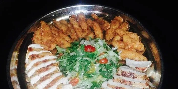 600g masový talíř s kuřecím a vepřovým steakem včetně příloh