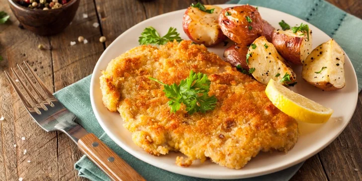 1,5 kg vepřových a kuřecích řízků s pirátskými brambory