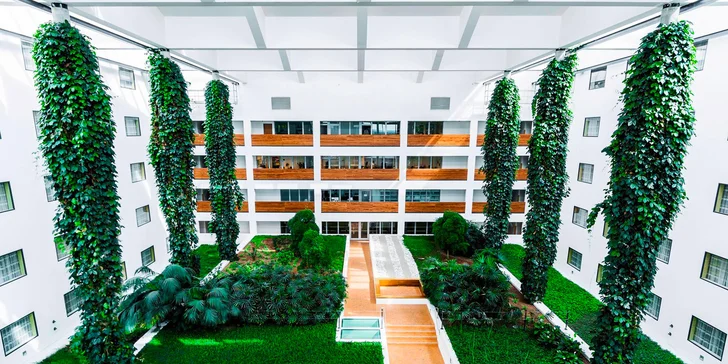 V moderním hotelu můžete strávit jednu až čtyři noci. 
