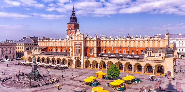 Krakov je plný zajímavých míst a atrakcí, za návštěvu stojí nádherný hrad Wawel, Schindlerova továrna, židovská čtvrť Kazimierz či tržiště Sukiennice.