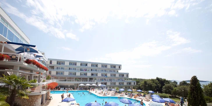 7 nocí v chorvatském hotelu Delfin** s polopenzí a dopravou