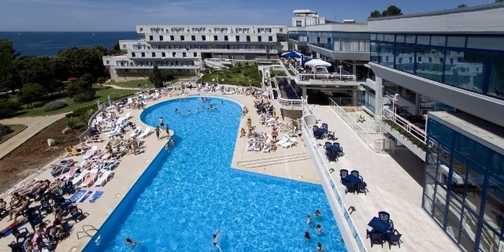 7 nocí v chorvatském hotelu Delfin** s polopenzí a dopravou