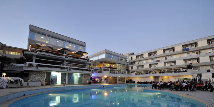 7 nocí v chorvatském hotelu Delfin** s polopenzí a dopravou