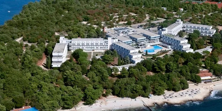 7 nocí v chorvatském hotelu Delfin** s polopenzí a dopravou