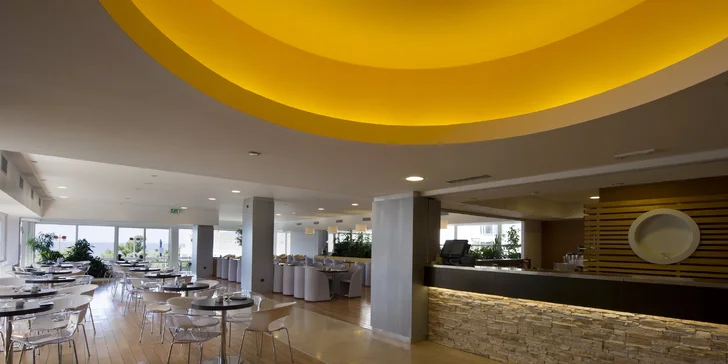 7 nocí v chorvatském hotelu Delfin** s polopenzí a dopravou