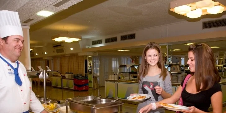7 nocí v chorvatském hotelu Delfin** s polopenzí a dopravou