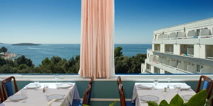 7 nocí v chorvatském hotelu Delfin** s polopenzí a dopravou