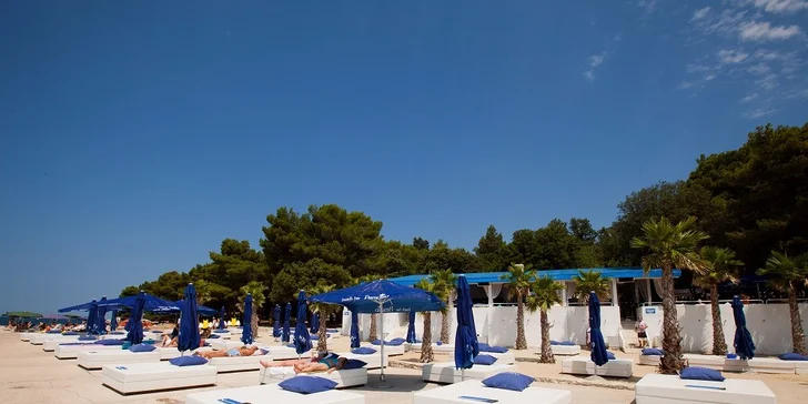 7 nocí v chorvatském hotelu Delfin** s polopenzí a dopravou