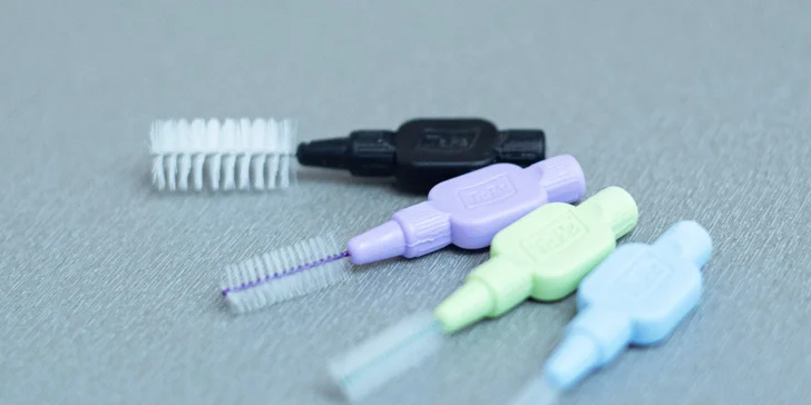 Na základě získaných informací dentální hygienistka nastaví ve spolupráci s pacientem plán léčby a péče o chrup, ve kterém nacvičuje techniku čištění v ústech, léčí zánět dásní, ošetřuje citlivé krčky, klínovité defekty, odstraňuje pigmentace a zubní kámen. 