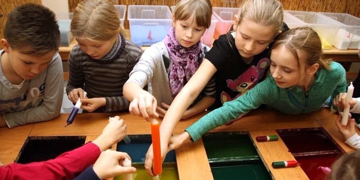 Pastelky ze včelího vosku i svíčky – kreativní návštěva svíčkárny Rodas
