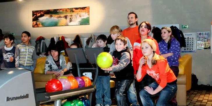 DVĚ hodiny bowlingu a pizza v BOWLING restaurantu Mercury. Ochutnejte italskou klasiku přímo z pece a užijte si super zábavu na dráze.