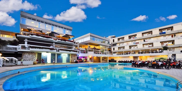 7 nocí v chorvatském hotelu Delfin** s polopenzí a dopravou