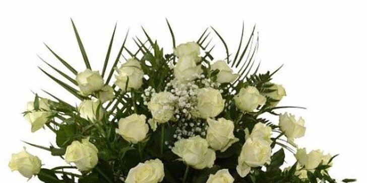 Potěšte svou lásku nebo maminku kyticí bílých růží či barevných tulipánů