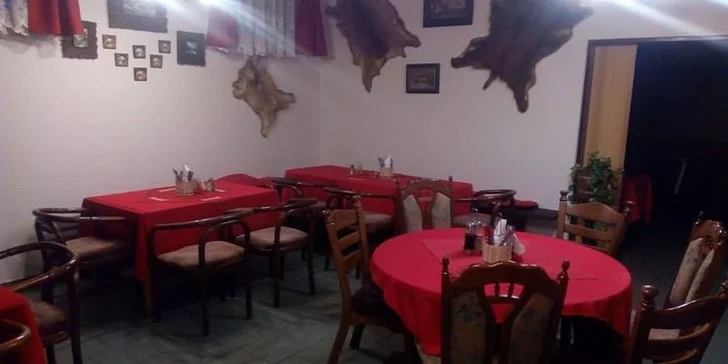 Velký tatarák pro dvě osoby a desatero topinek s česnekem