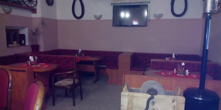 Velký tatarák pro dvě osoby a desatero topinek s česnekem