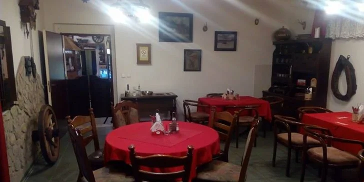 Velký tatarák pro dvě osoby a desatero topinek s česnekem