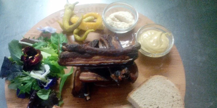 Bašta jako z pohádky: Tataráček a žebírka ve staročeské restauraci v Úlicích