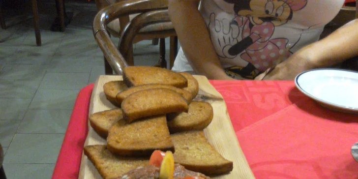 Pořádný tatarák z nasekaného hovězího a desatero topinek s česnekem