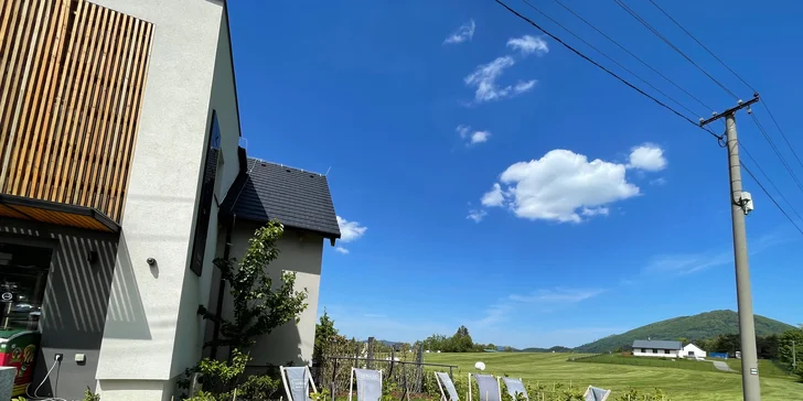 Posezení kolem hotelu