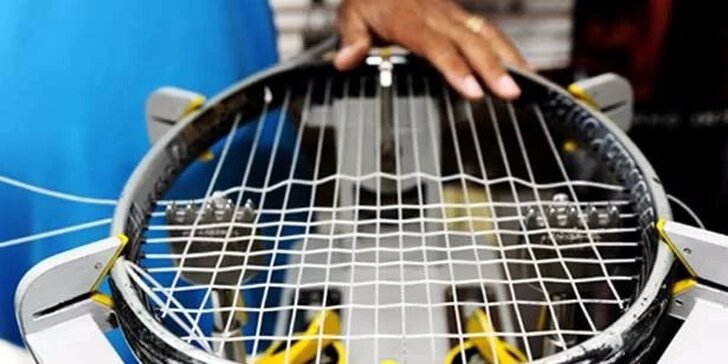 Expresní přepletení rakety na squash, tenis nebo badminton v servisu Oliver