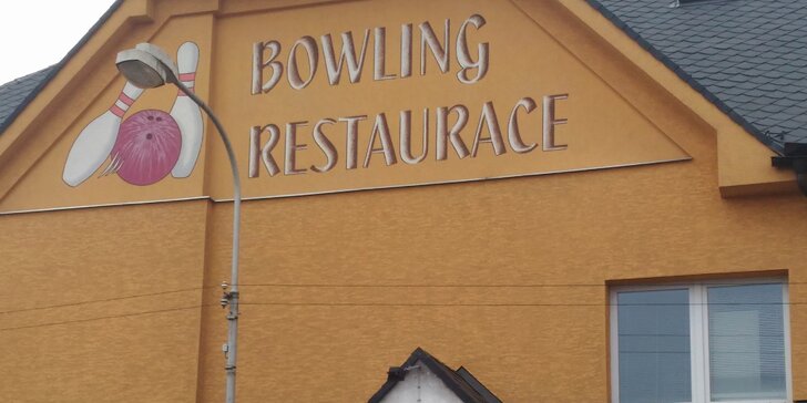 Dvě hodiny bowlingu včetně zapůjčení bot až pro osm osob