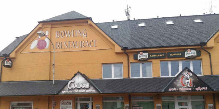 Dvě hodiny bowlingu včetně zapůjčení bot až pro osm osob