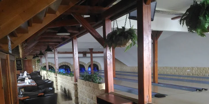 Dvě hodiny bowlingu včetně zapůjčení bot až pro osm osob