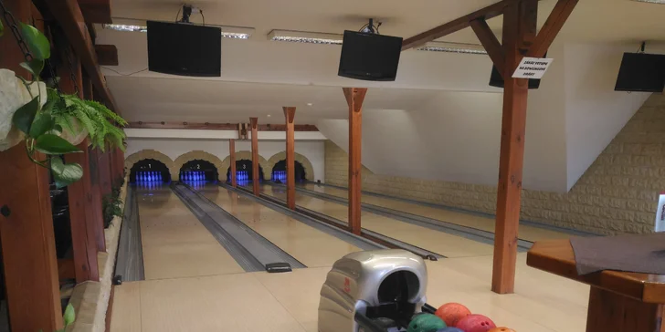 Dvě hodiny bowlingu včetně zapůjčení bot až pro osm osob