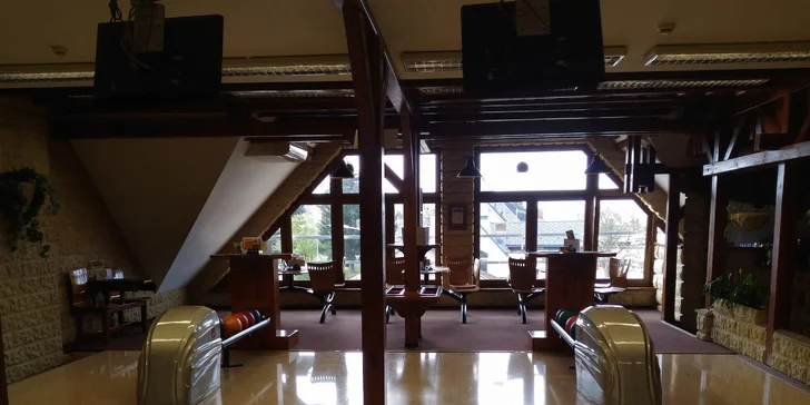 Dvě hodiny bowlingu včetně zapůjčení bot až pro osm osob