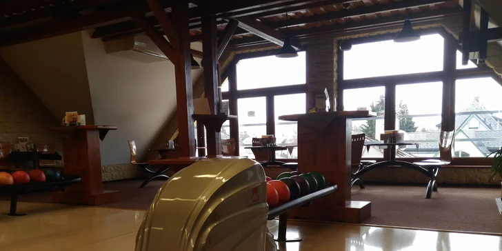 Dvě hodiny bowlingu včetně zapůjčení bot až pro osm osob