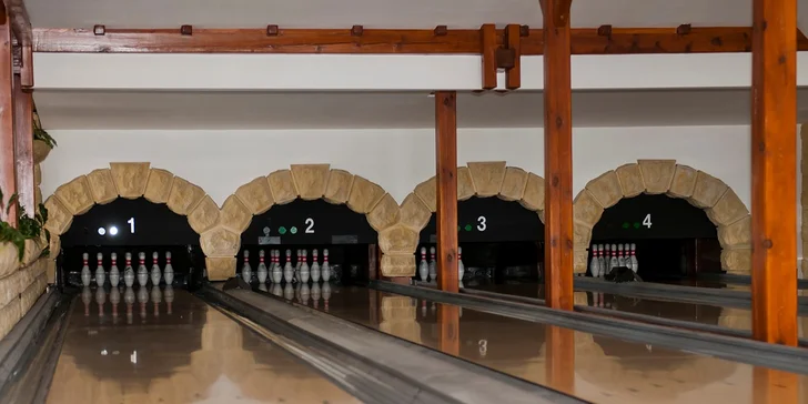 Dvě hodiny bowlingu včetně zapůjčení bot až pro osm osob