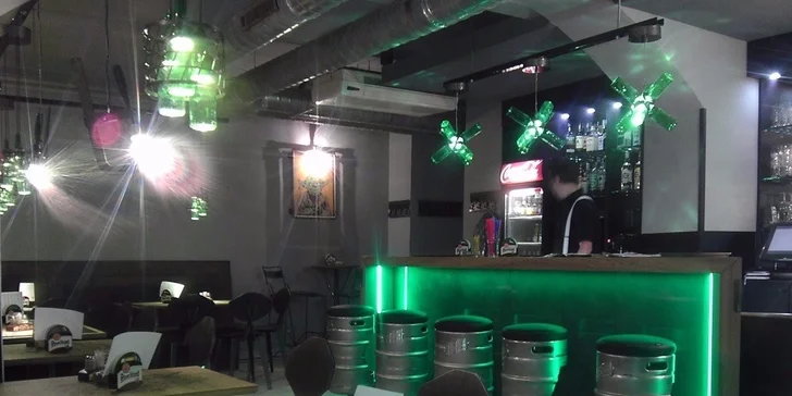 Skvělá bašta v Elektře: 2 vymazlené burgery se 150 g masa a porcí hranolek