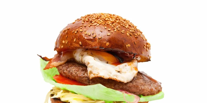 Naducané burgery z Tom's Burger včetně hranolků, salátu Coleslaw a piva