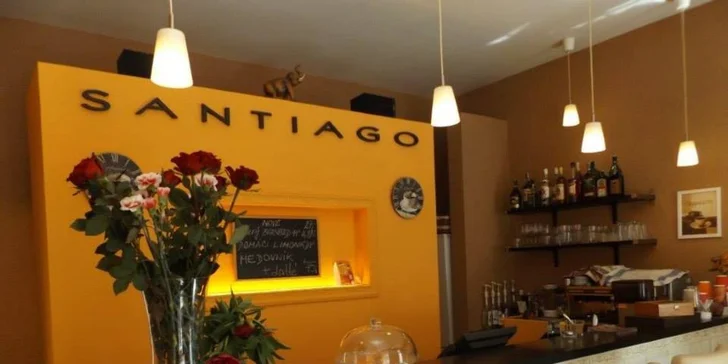 Čerstvý zeleninový salát a Red Espresso na ledu v centru Brna