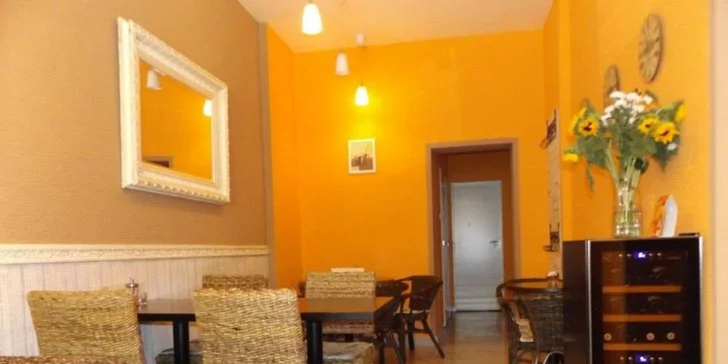 Čerstvý zeleninový salát a Red Espresso na ledu v centru Brna